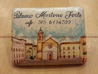 cod.art: nc86 - Mattonella in ceramica leggermente bombata cm 17x13 circa con veduta paese "Piazza Pudente a Vasto" e scritta personalizzata. 